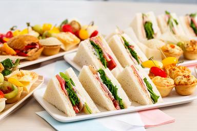 セミナーの休憩時間に取り分けられるサンドイッチと軽食