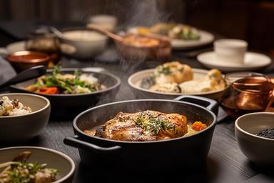 冬の会食で温かい料理を囲む落ち着いたテーブル